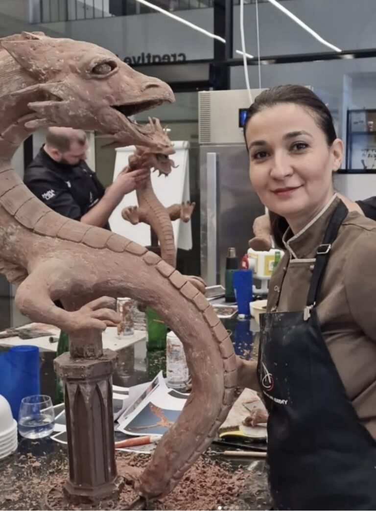 Construcții unicat de ciocolată, astăzi Dragonul creat de Roro – maestru ciocolatier, Roxana Știrbu CEO Guilty Pleasure- Love Made Chocolate