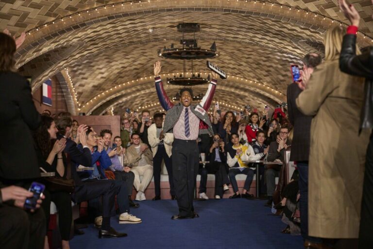 TOMMY HILFIGER CELEBRATES A PERFECT “NEW YORK MOMENT” FOR FALL-WINTER ‘24 RUNWAY SHOW | PR de la A la Z