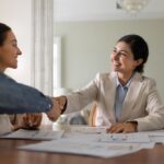 Afla cum antreprenori si freelanceri pot gestiona venitul variabil prin rezerve financiare si revizuiri periodice.