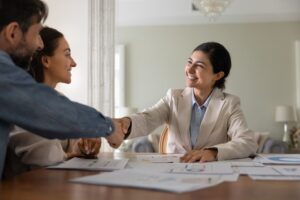 Afla cum antreprenori si freelanceri pot gestiona venitul variabil prin rezerve financiare si revizuiri periodice.